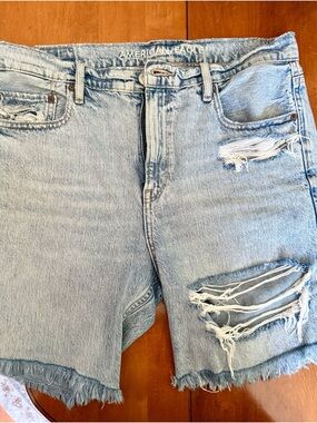 Women’s American Eagle Light Wash Distressed Denim Shorts